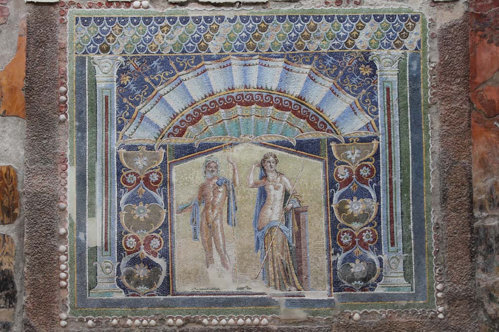 V.7 Herculaneum, March 2014. Mosaic panel of Neptune and Amphitrite on east wall.
Foto Annette Haug, ERC Grant 681269 DÉCOR.